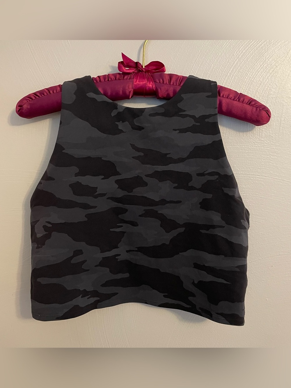 Athleta Womems Conscious Crop Size medium black and grey camo built in bra